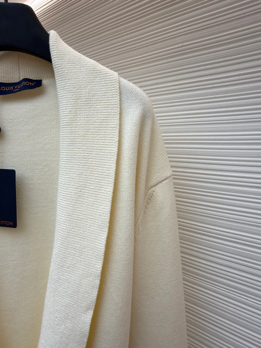 LOUIS VUITTON letter logo V-neck shawl long cardigan ●Original version: purchased and developed in 19939 ●Item number: 1681092-A95 ●Fabric: wool blended fabric ●Technology: knitted ●Version: Loose version ●Weight: about 740 grams ●Size: S-M-L-XL ●Description: Made of 55% wool and 45% cotton. This style is a blended fabric. Both materials have their own advantages. Wool can provide effective warmth retention, while cotton can make it more three-dimensional. The logo on the lower left is electroplated with stainless steel material, and the original mold is made to order in 1:1 size. Silver inlaid decoration and rubber filling inside. The bottom steel plate is customized. The lower right button is made of natural mother-of-pearl and hand-sewn. This pullover continues the pastel tones of the 2025 spring and summer show, incorporating wool blended wool knitting to create a chic and fashionable effect. The lightweight design is perfect for spring and adds a sophisticated touch to everyday looks. The overall wiring is straight and delicate, the fabric is comfortable and soft, and the color is consistent without color difference. It can be matched with the same style to create a fashionable look and control various occasions. Customized accessories, complete with three standards, same style for men and women!